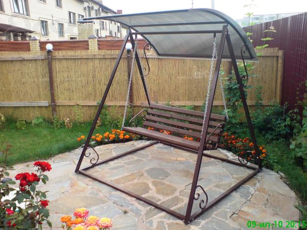 Реализуем садовые качели